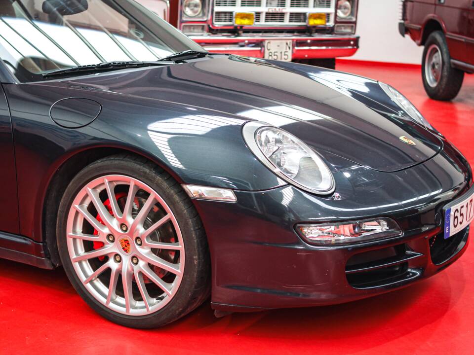Image 32/48 of Porsche 911 Carrera 4S (2007)