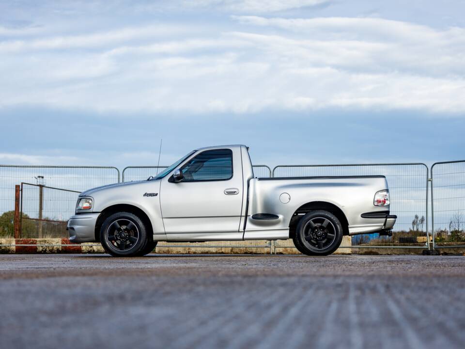 Image 20/50 of Ford F-150 SVT Lightning (2002)