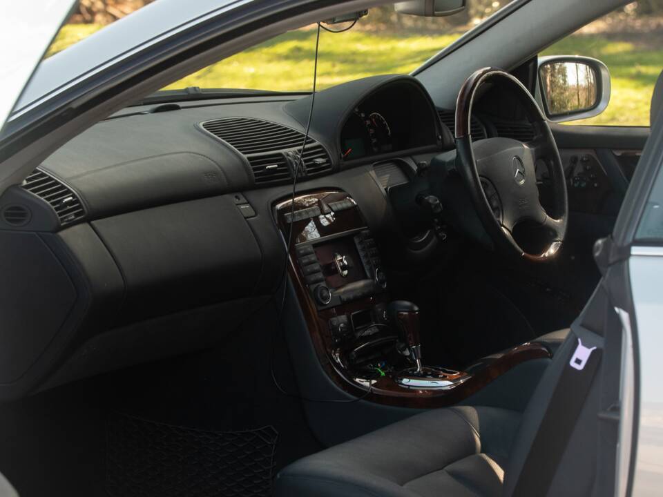 Image 16/50 of Mercedes-Benz CL 500 (2002)