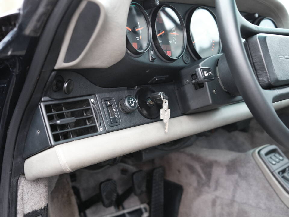 Image 34/97 of Porsche 911 Carrera 4 (1991)