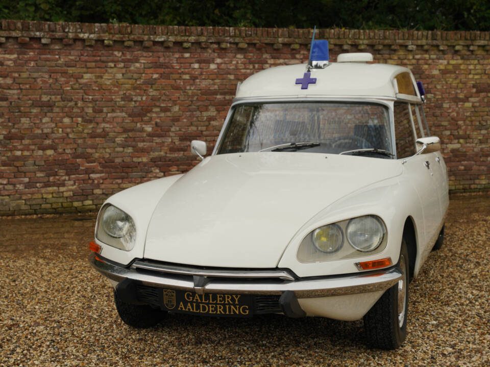 Image 25/50 of Citroën DS 20 Break (1973)