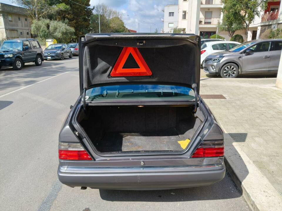 Bild 18/35 von Mercedes-Benz E 200 (1995)