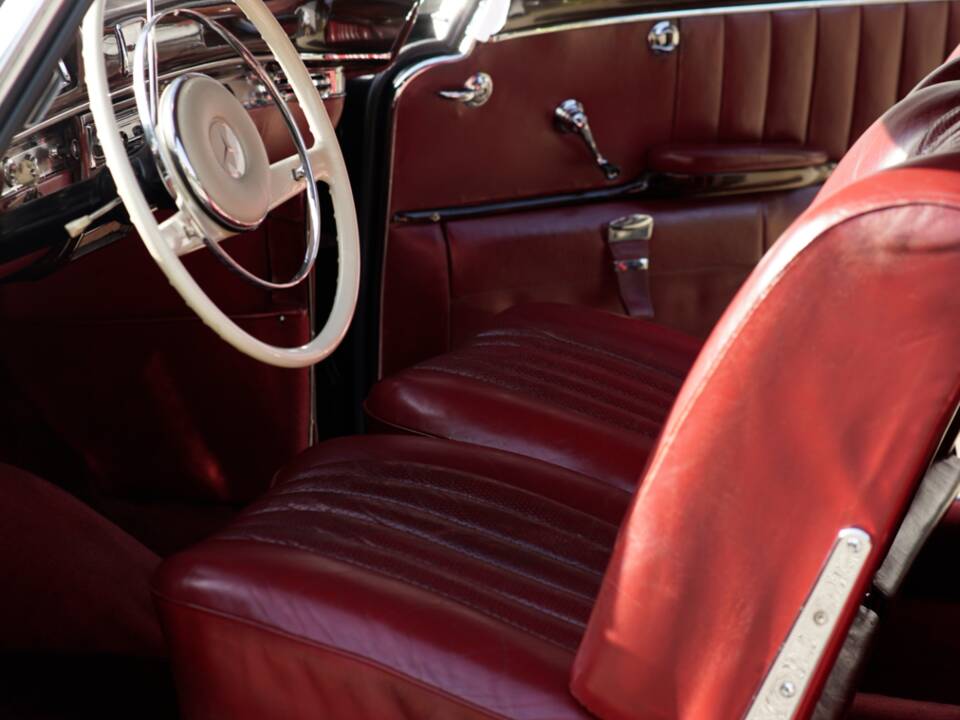 Immagine 30/35 di Mercedes-Benz 220 SE (1960)