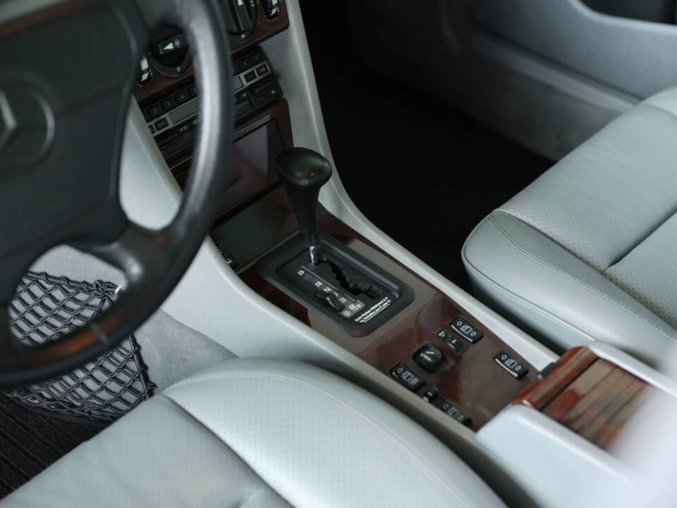 Bild 46/50 von Mercedes-Benz 500 E (1993)