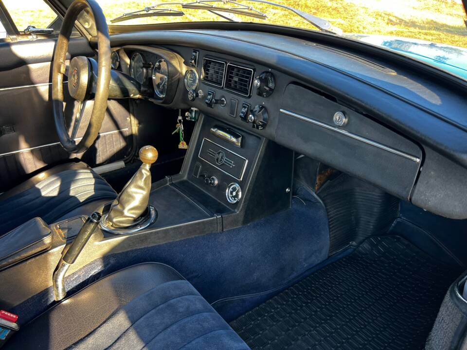 Image 38/50 of MG MGB GT (1972)