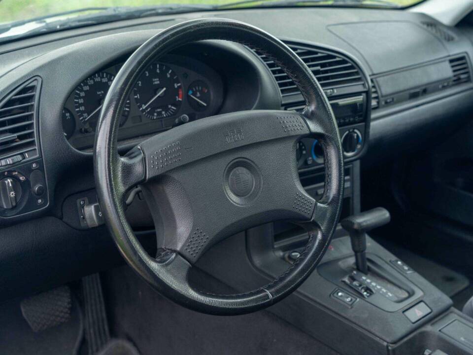 Image 31/40 de BMW 320i (1994)