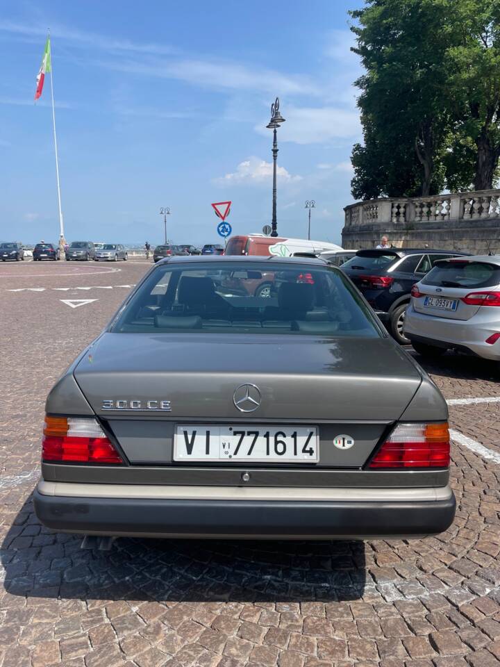 Immagine 3/16 di Mercedes-Benz 300 CE (1989)