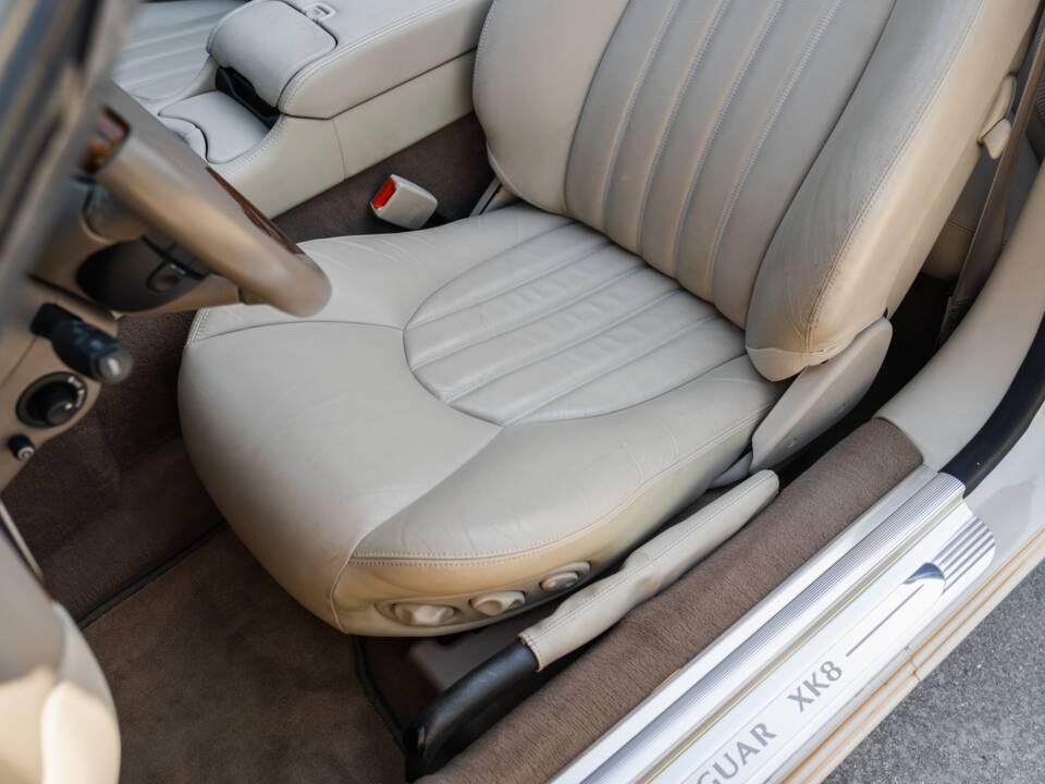 Image 62/91 de Jaguar XK8 4.0 (2000)