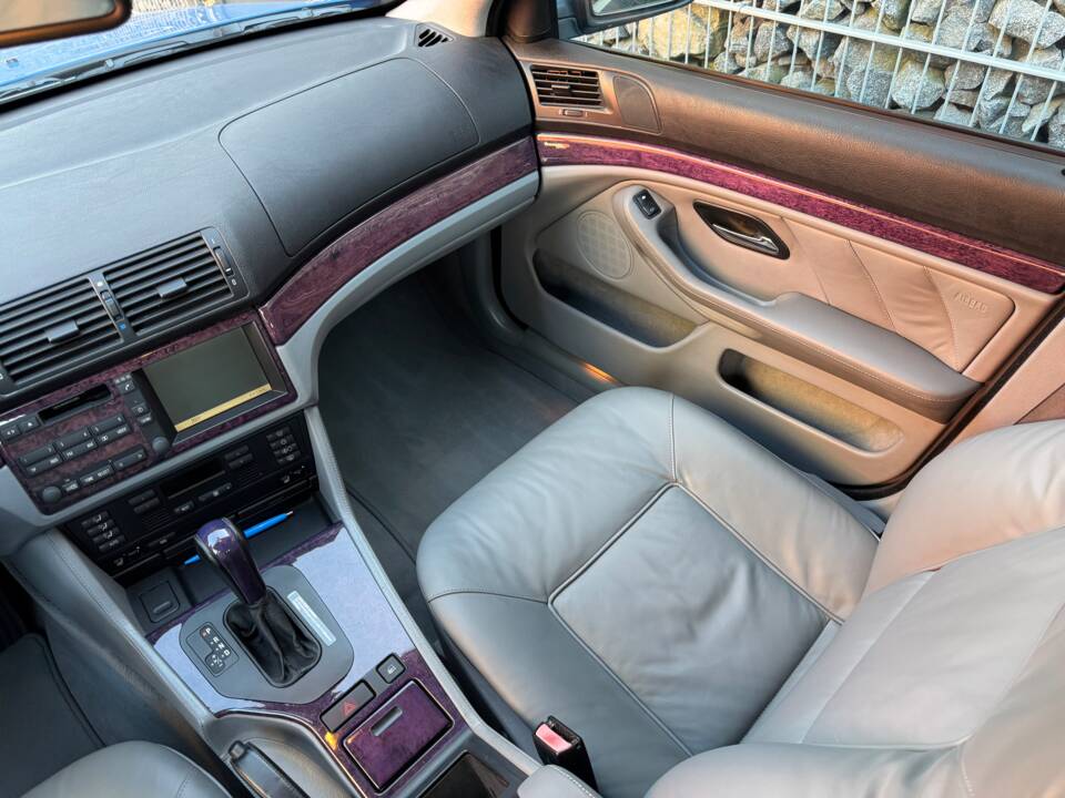 Image 55/100 of BMW 540i Touring (1998)