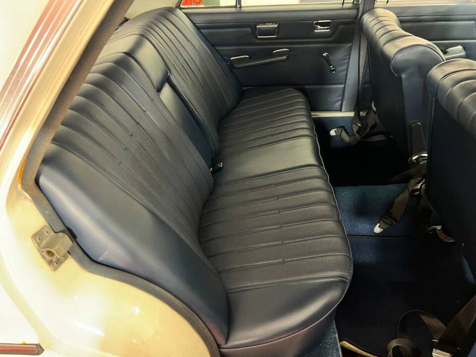 Image 31/46 of Mercedes-Benz 220 D (1972)