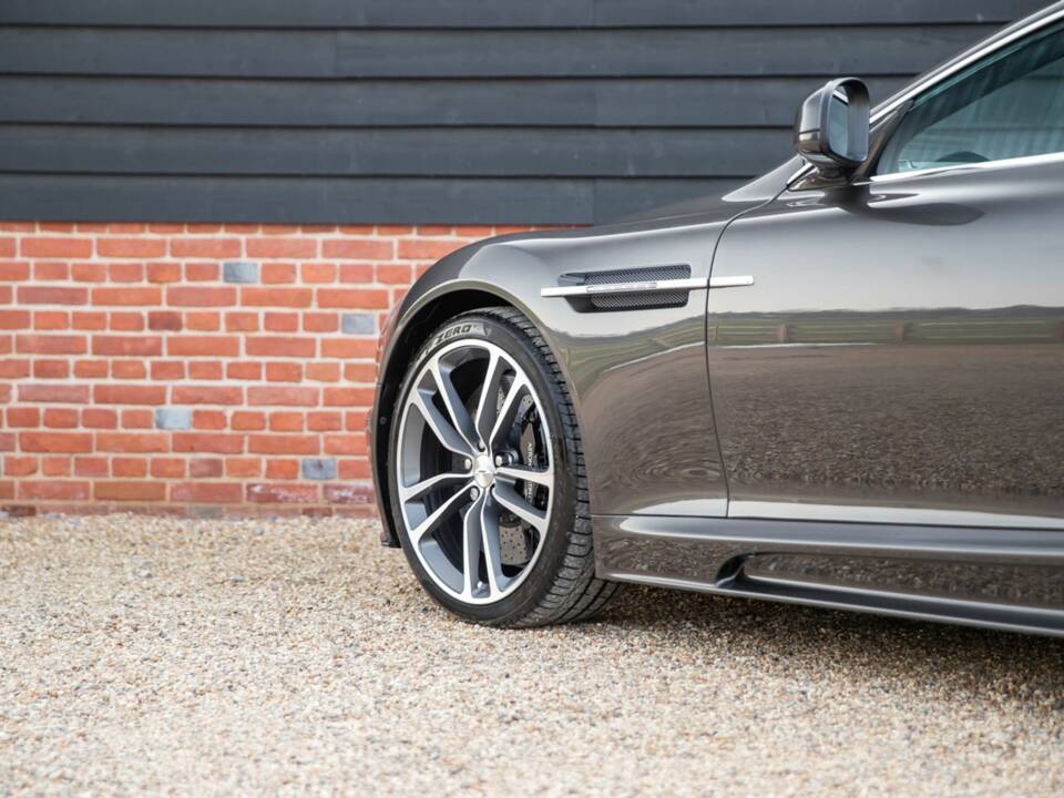 Image 16/50 of Aston Martin DBS (2011)