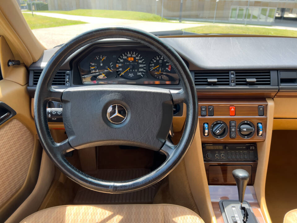 Immagine 18/36 di Mercedes-Benz 300 E 4-Matic (1989)