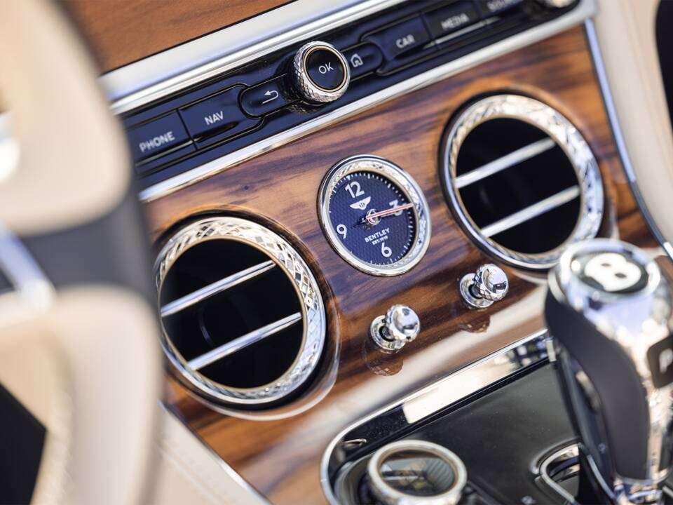 Imagen 15/22 de Bentley Continental GTC V8 (2020)