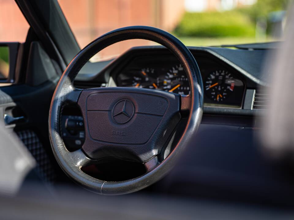 Bild 32/42 von Mercedes-Benz E 200 (1997)