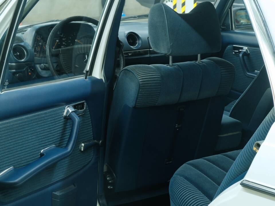 Bild 21/50 von Mercedes-Benz 230 (1977)