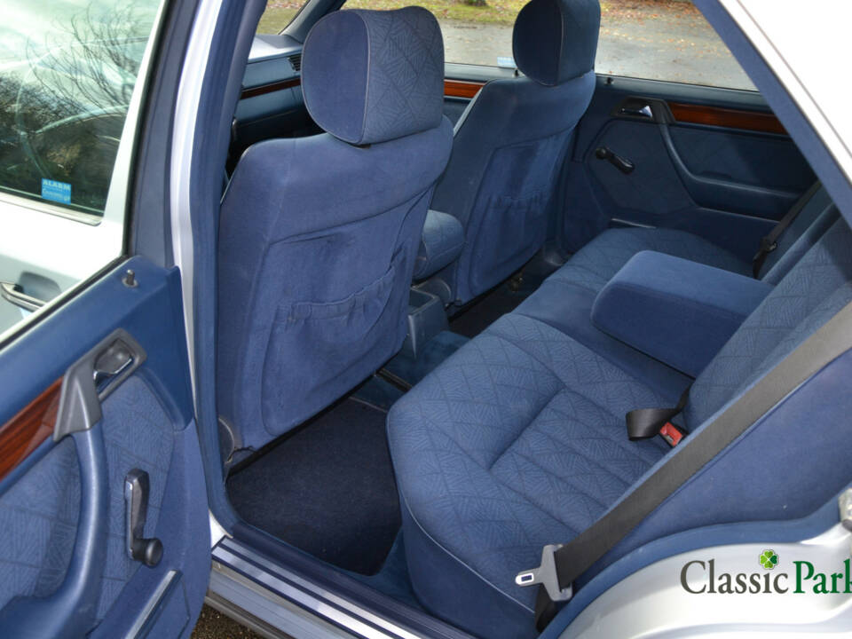 Image 24/39 of Mercedes-Benz 200 D (1993)