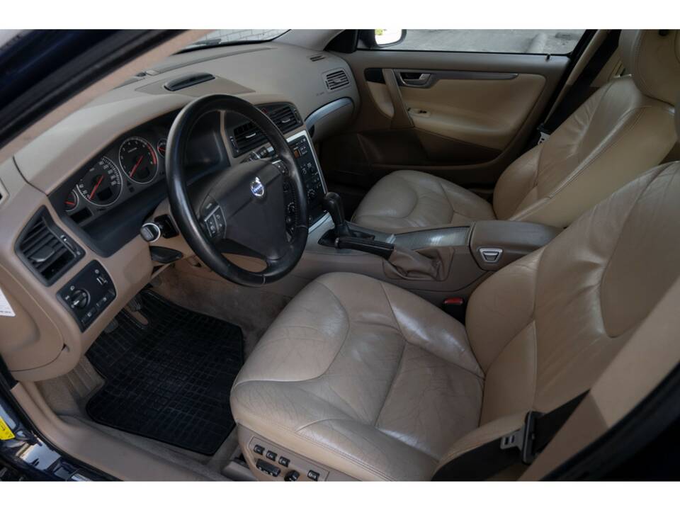 Image 8/43 of Volvo V 70 2.4 (2007)