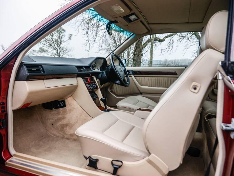 Immagine 27/47 di Mercedes-Benz E 220 (1995)