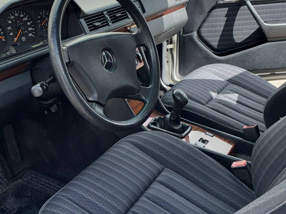 Immagine 14/33 di Mercedes-Benz 230 E (1992)