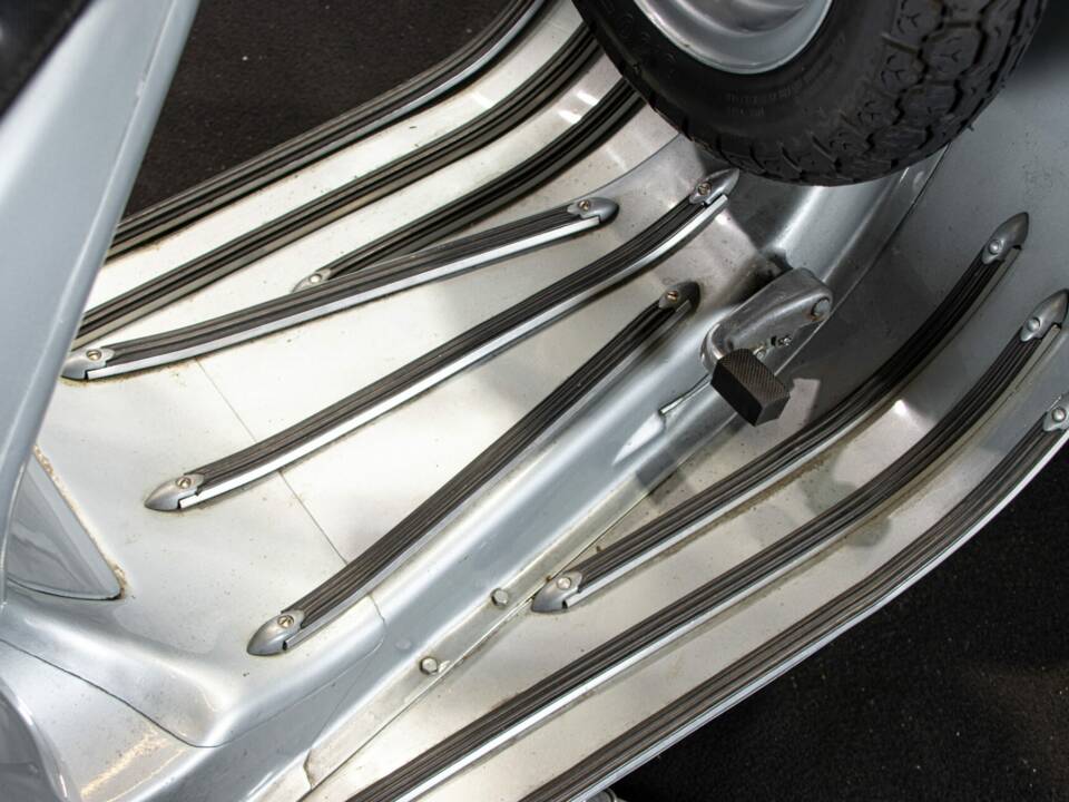 Image 38/45 de Piaggio Vespa 150 (1958)