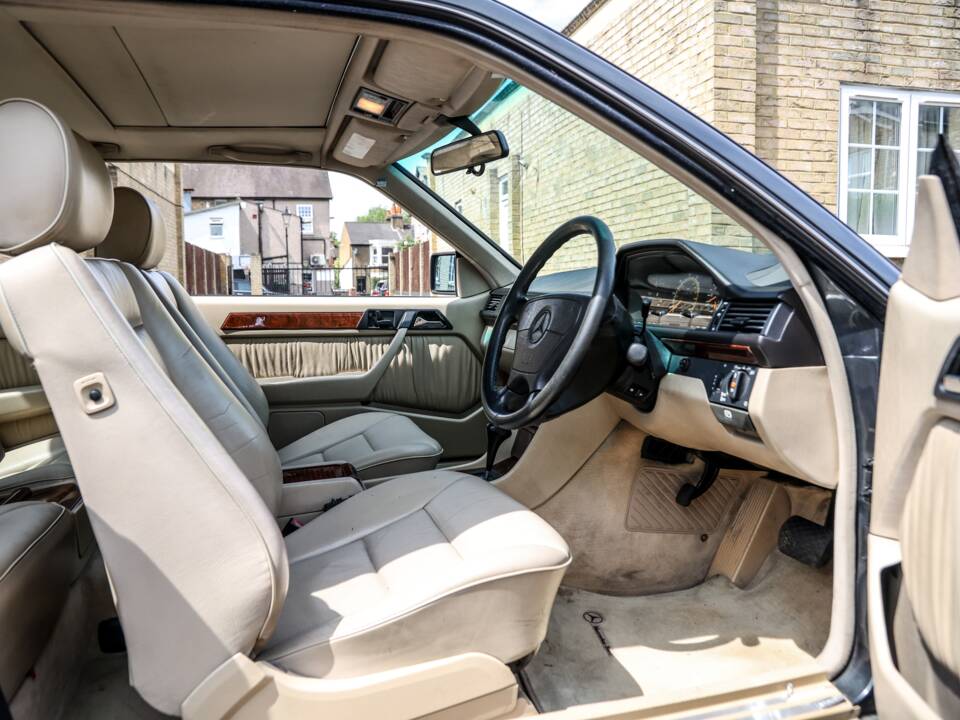 Image 28/37 of Mercedes-Benz E 320 (1995)