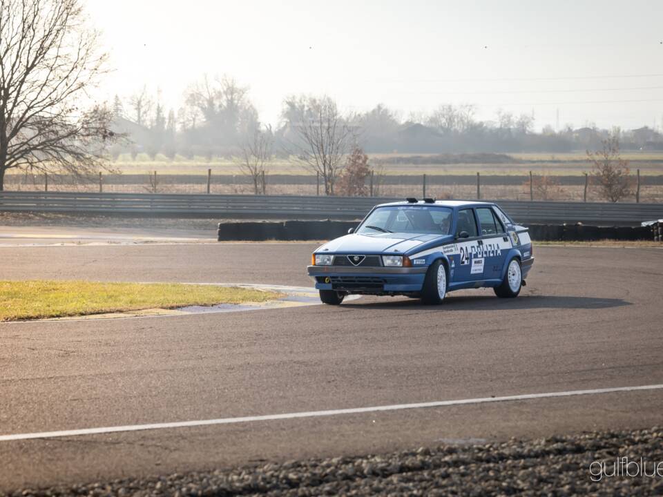 Image 13/44 of Alfa Romeo 75 3.0 V6 QV (1989)