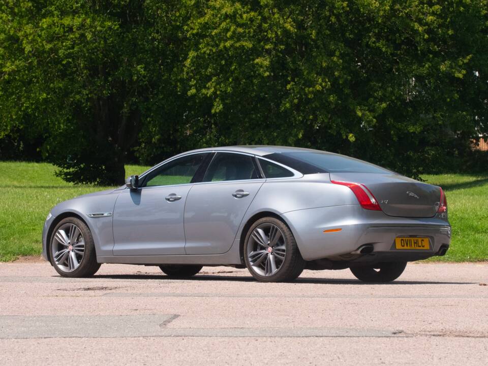 Image 44/50 of Jaguar XJ 5.0 (2011)