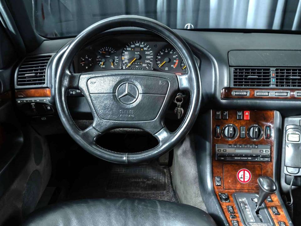 Image 21/37 de Mercedes-Benz 300 SE (1992)
