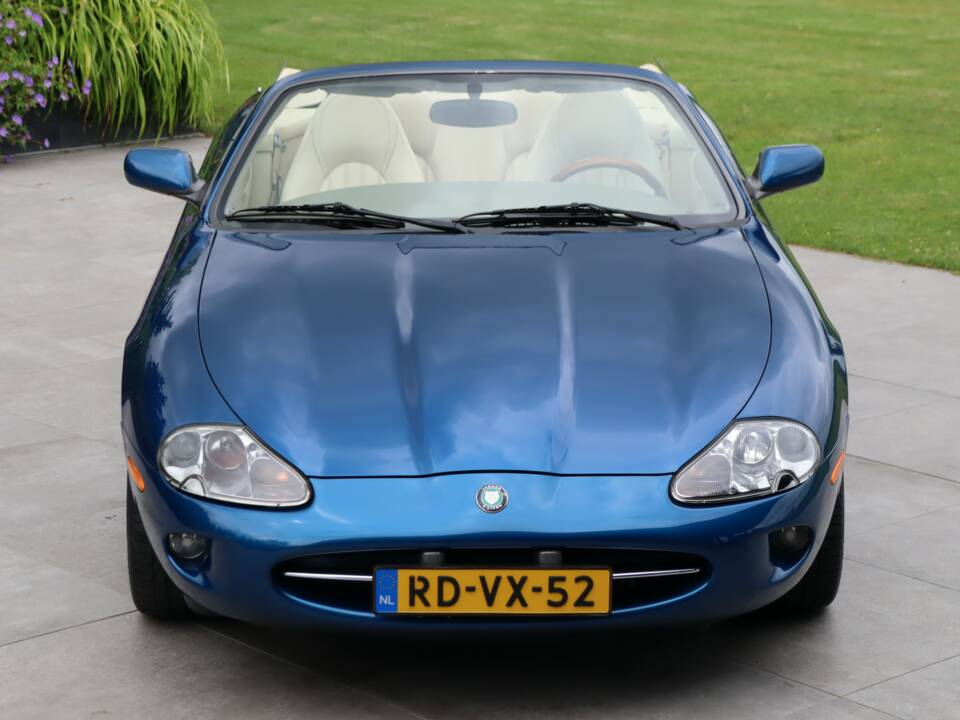 Image 7/50 de Jaguar XK8 4.0 (1997)