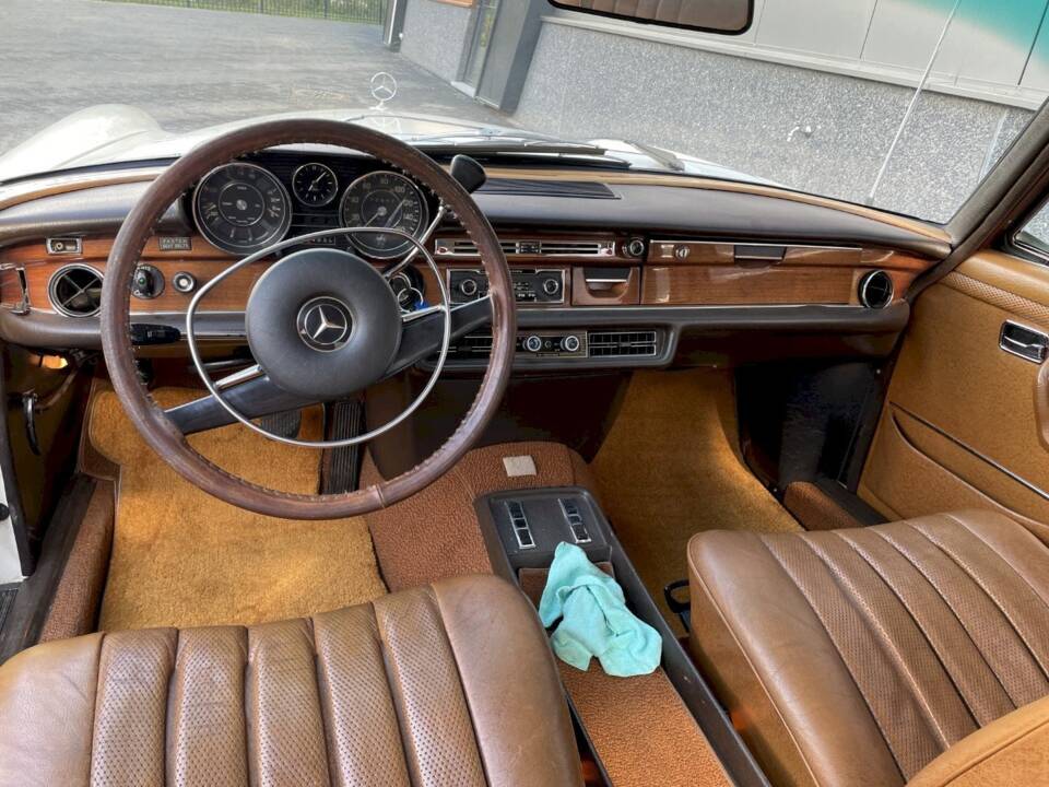 Image 13/35 of Mercedes-Benz 280 SEL 4,5 (1972)