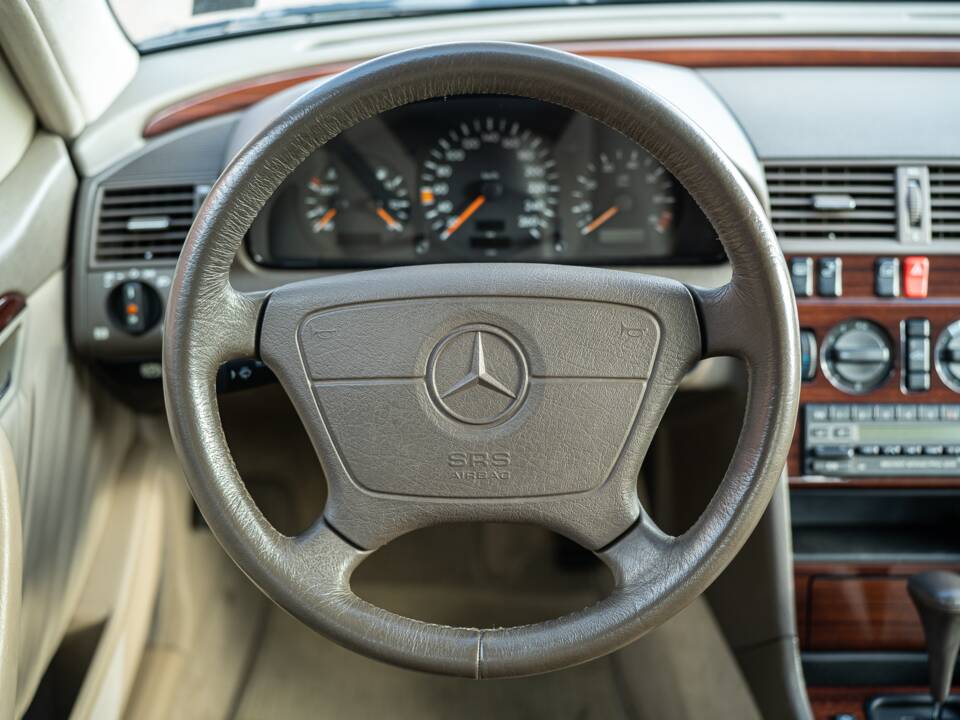 Bild 28/74 von Mercedes-Benz C 280 (1993)