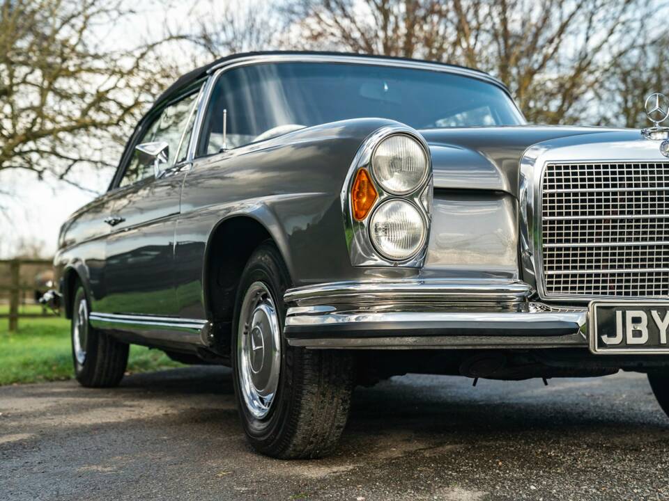 Image 15/50 de Mercedes-Benz 280 SE 3,5 (1971)