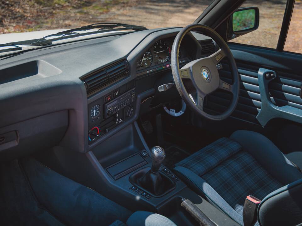 Bild 22/36 von BMW 318i (1991)