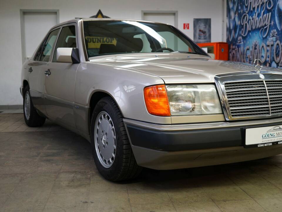 Bild 3/33 von Mercedes-Benz 230 E (1990)