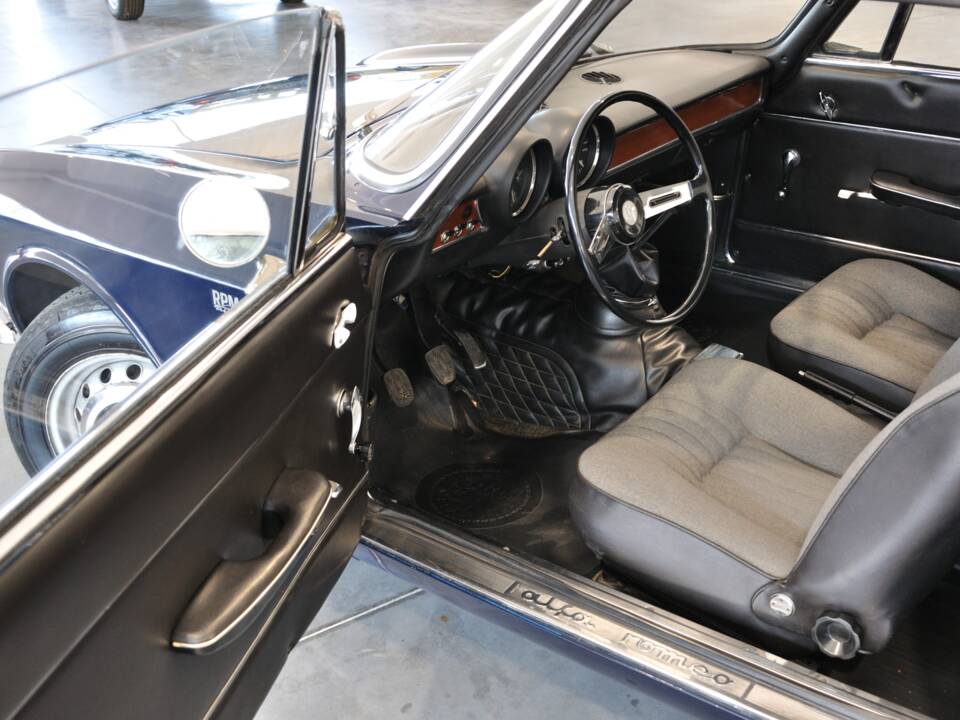 Bild 5/30 von Alfa Romeo Giulia GT 1300 Junior (1971)