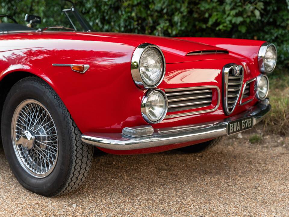 Image 18/27 of Alfa Romeo 2600 Spider (1964)