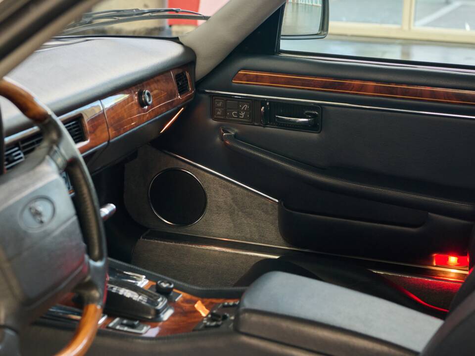 Image 42/50 of Jaguar XJS 5.3 V12 (1993)