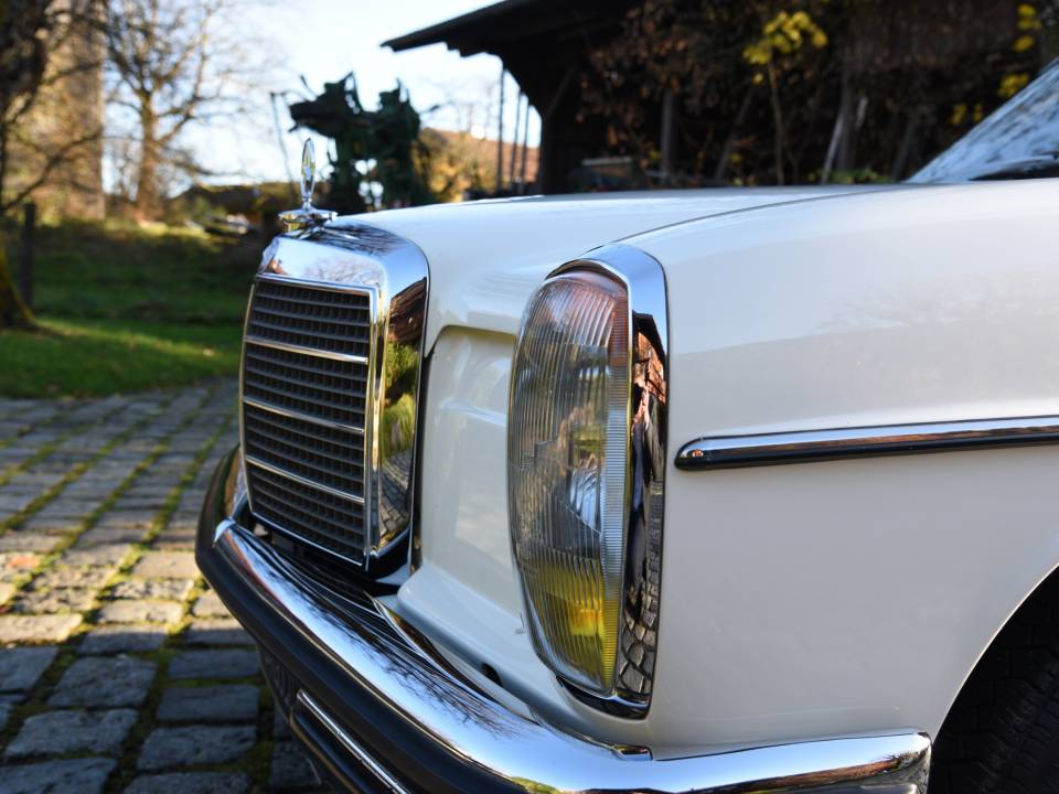 Image 17/24 of Mercedes-Benz 250 CE (1971)