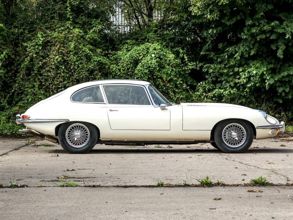 Image 2/33 of Jaguar E-Type (2+2) (1968)