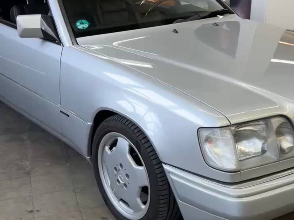 Image 2/32 de Mercedes-Benz E 320 "Final Edition" (1997)