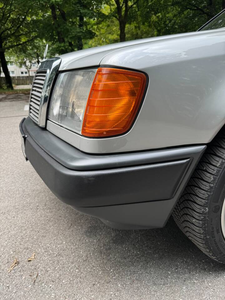 Image 7/32 of Mercedes-Benz 230 E (1987)