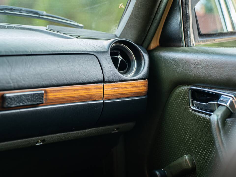 Image 35/53 de Mercedes-Benz 200 T (1982)