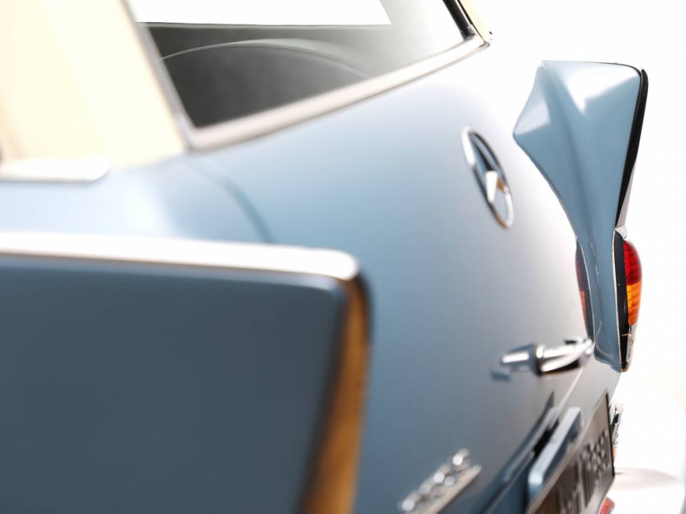 Bild 23/35 von Mercedes-Benz 230 S Universal (1968)