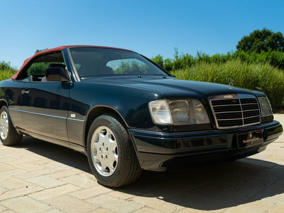 Bild 4/50 von Mercedes-Benz 200 CE (1997)