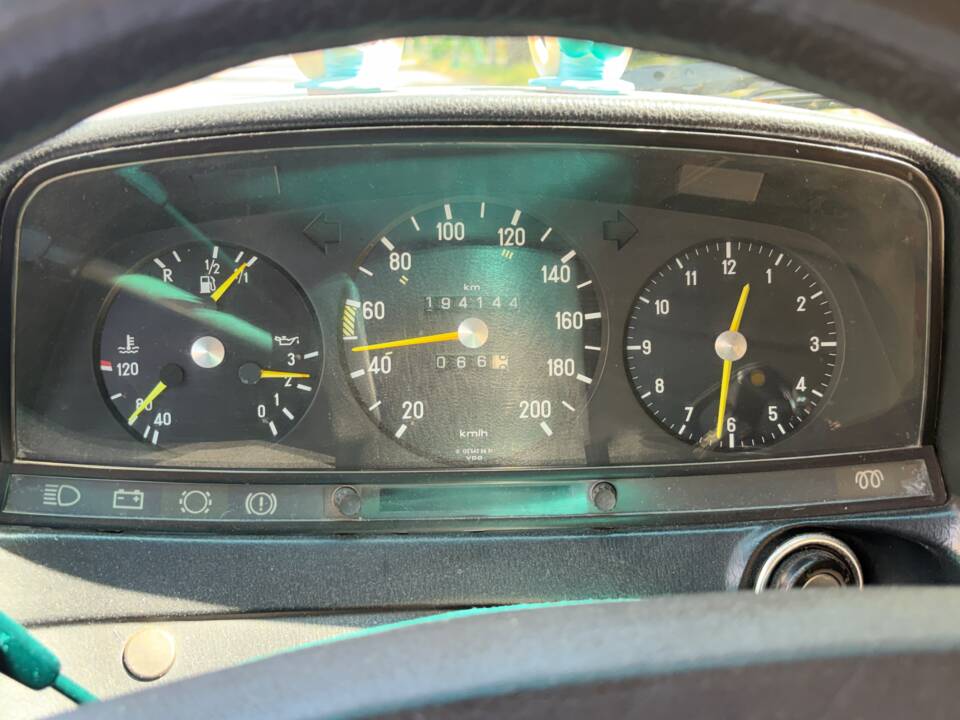 Image 11/36 of Mercedes-Benz 300 TD Turbodiesel (1982)