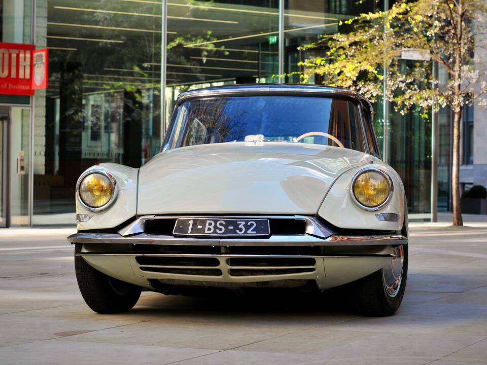 Image 28/77 de Citroën DS 19 (1958)