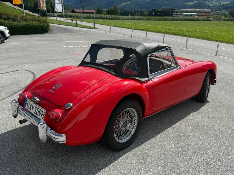 Image 8/8 of MG MGA 1600 (1961)