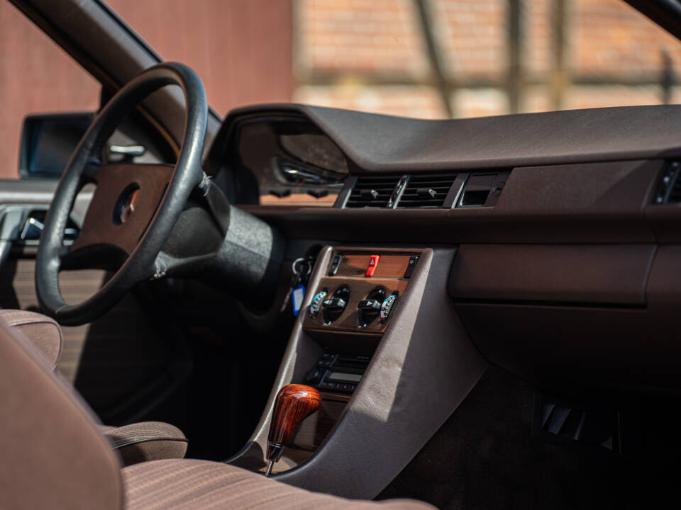 Image 34/40 of Mercedes-Benz 300 CE (1987)