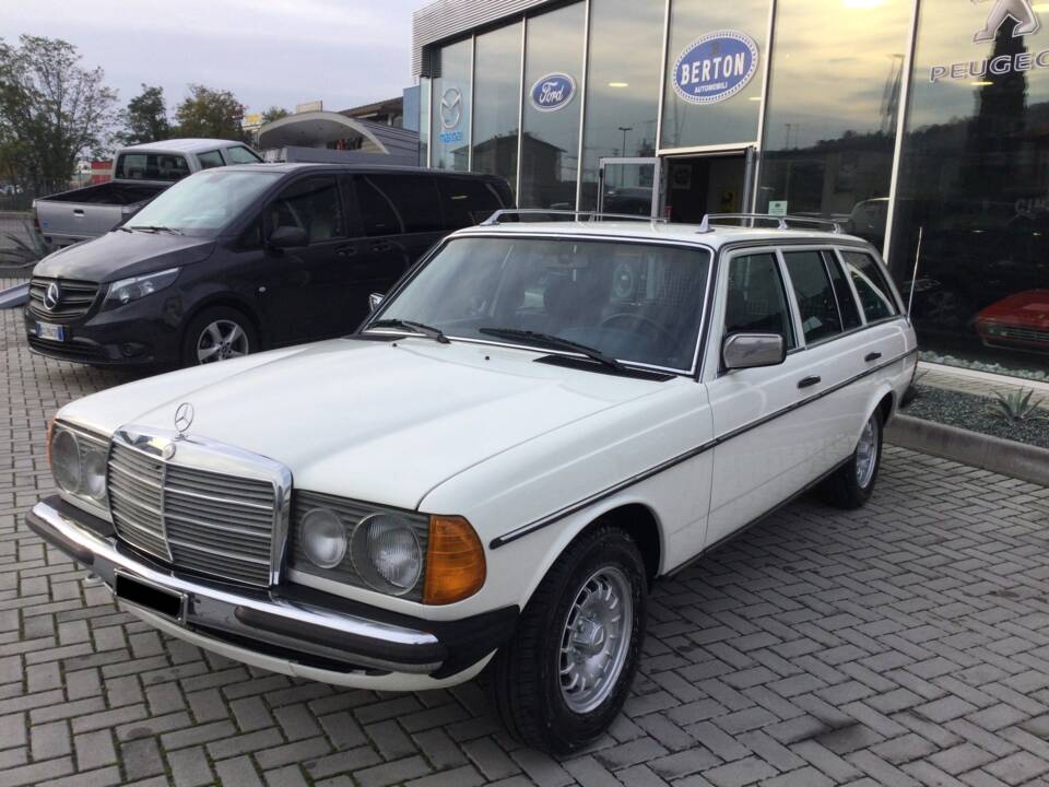 Immagine 30/39 di Mercedes-Benz 240 TD (1983)