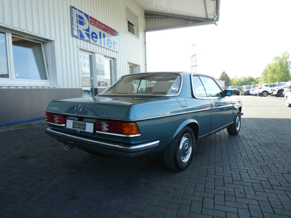Image 4/20 de Mercedes-Benz 280 CE (1981)